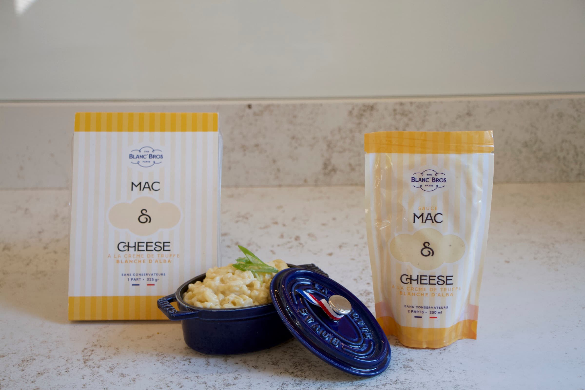 Truffle Mac & Cheese The Blanc' Bros, gratin dans une cocotte avec la sauce et l'emballage