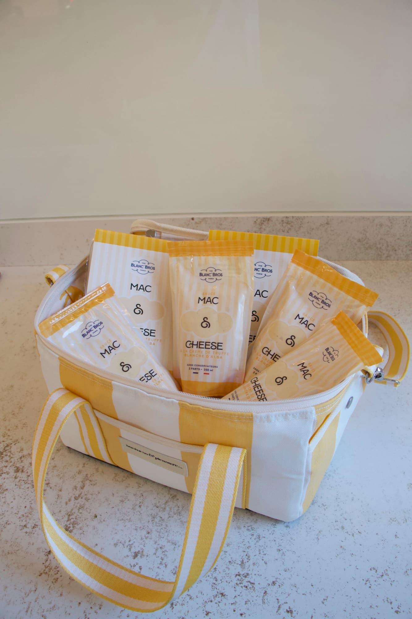 Sac isotherme de livraison The Blanc' Bros rempli de doypacks de sauce Mac & Cheese