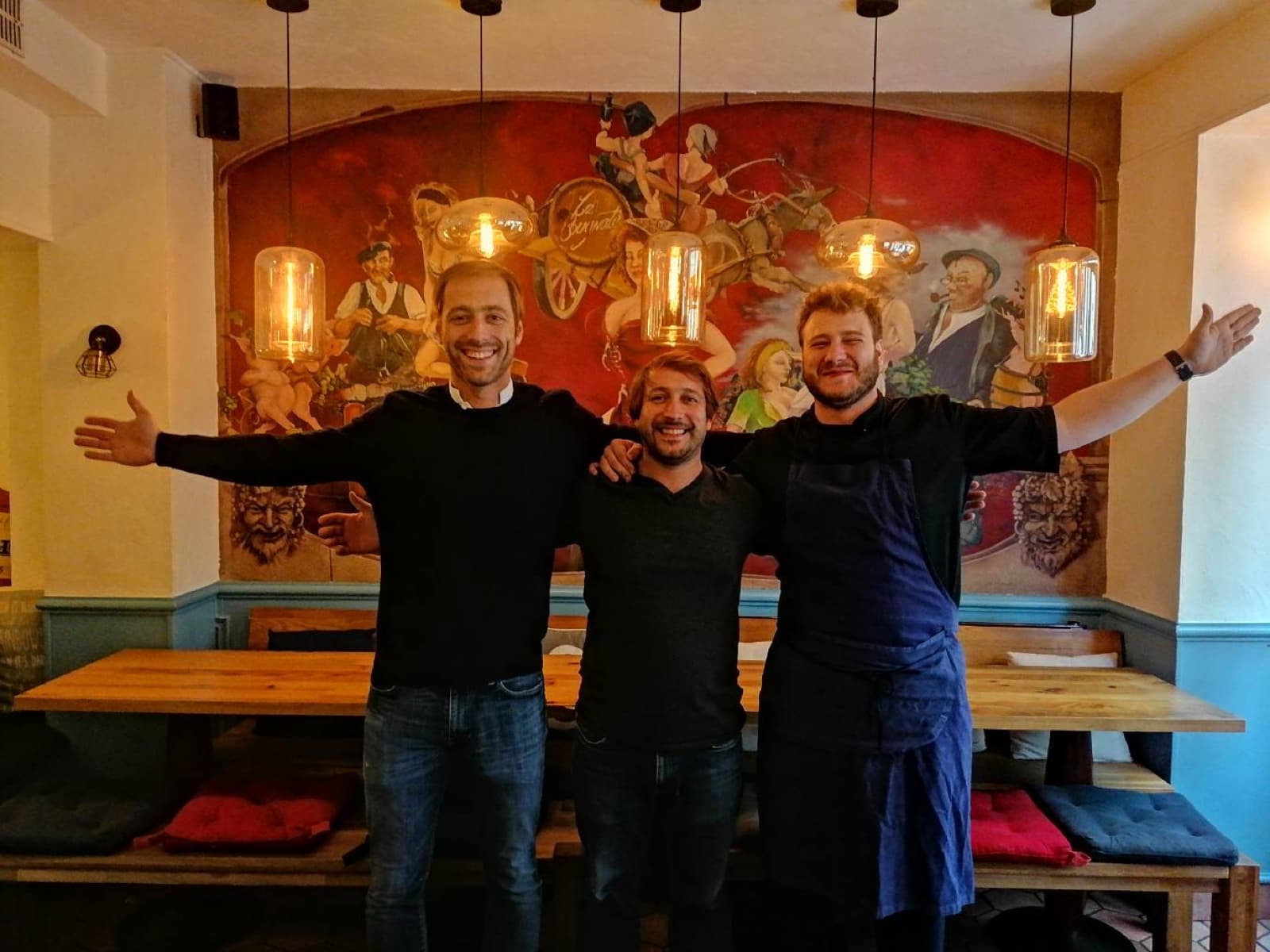 Les trois frères fondateurs de The Blanc' Bros, bras ouverts, au restaurant Les Apôtres